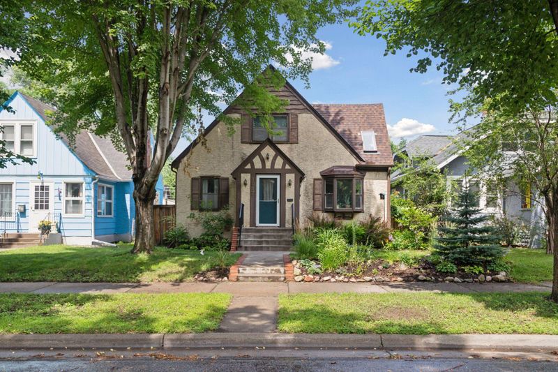 1017 Hawthorne Ave E, Saint Paul, MN 55106
