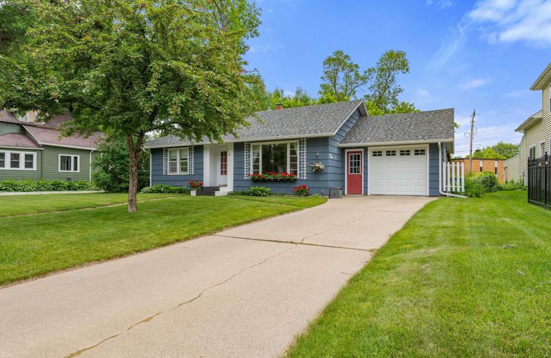 718 NW 1st Ave, Grand Rapids, MN 55744