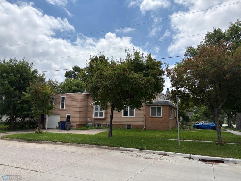 302 11th St S, Moorhead, MN 56560