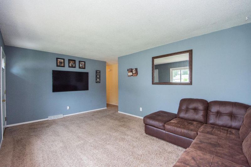 638 Appletree Ln, Moorhead, MN 56560