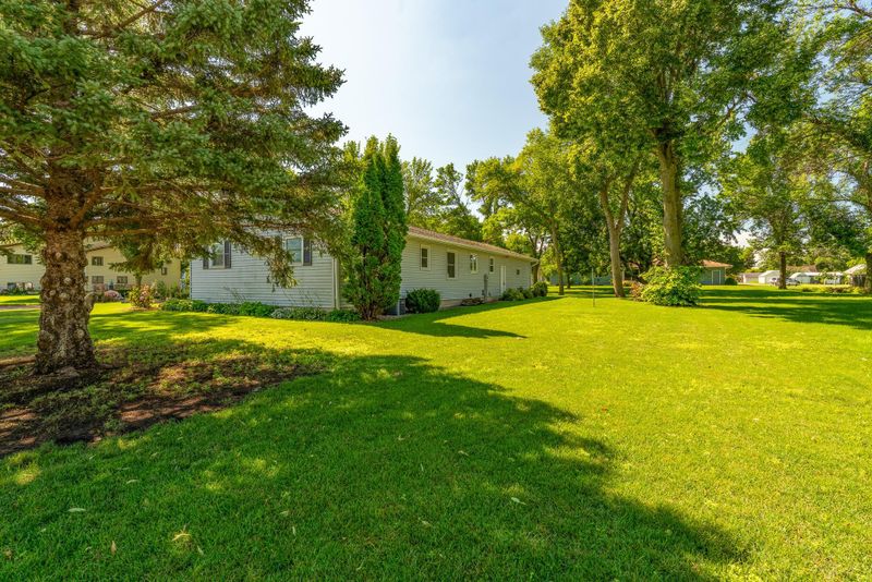 521 4th St N, Saint James, MN 56081