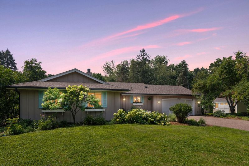 18025 Hummingbird Rd, Deephaven, MN 55391