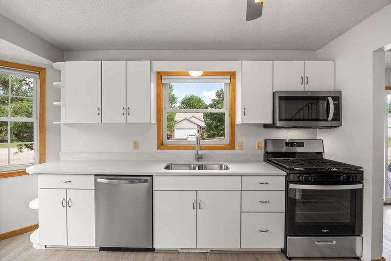 7907 Upper 26th St N, Oakdale, MN 55128