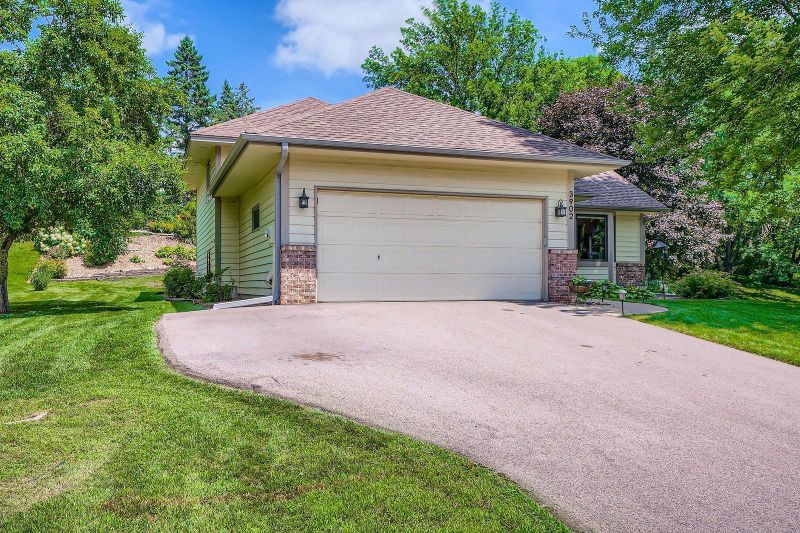 3902 Canter Glen Dr, Eagan, MN 55123