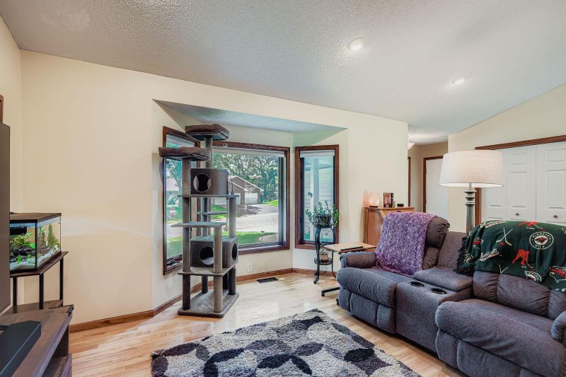 3902 Canter Glen Dr, Eagan, MN 55123