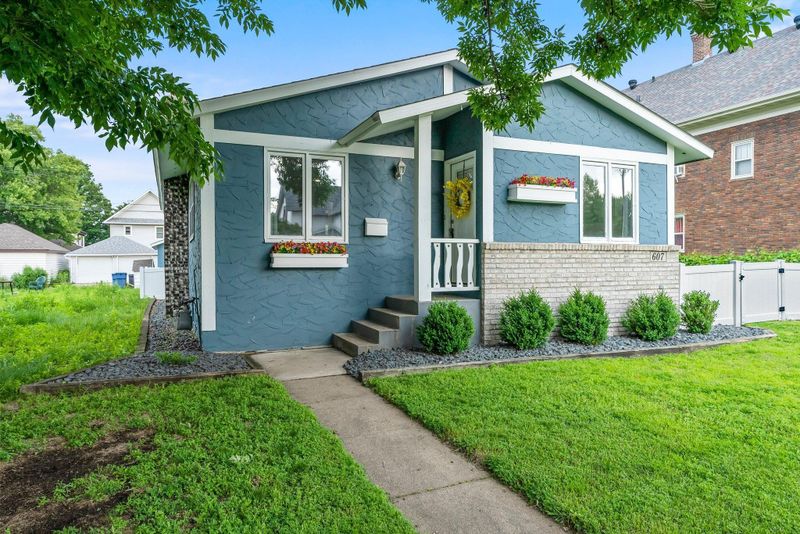 607 Adams St NE, Minneapolis, MN 55413