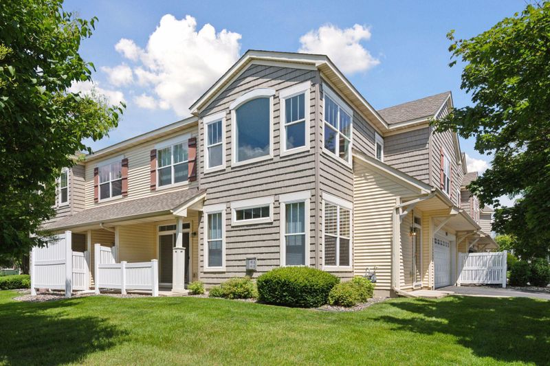 2184 Shamrock Pl, Chaska, MN 55318