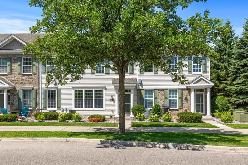 2094 Clover Ridge Dr, Chaska, MN 55318