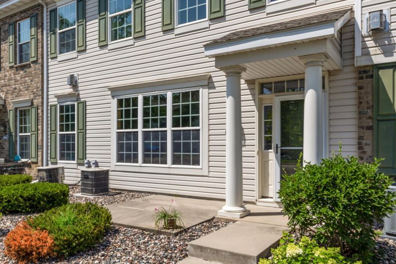 2094 Clover Ridge Dr, Chaska, MN 55318