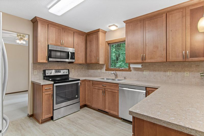 1244 Balsam Trl E, Eagan, MN 55123