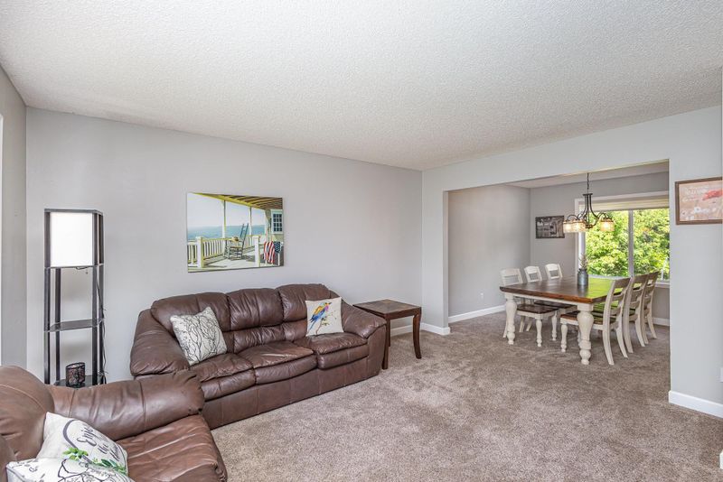 565 Eagle Ridge Rd, Woodbury, MN 55125