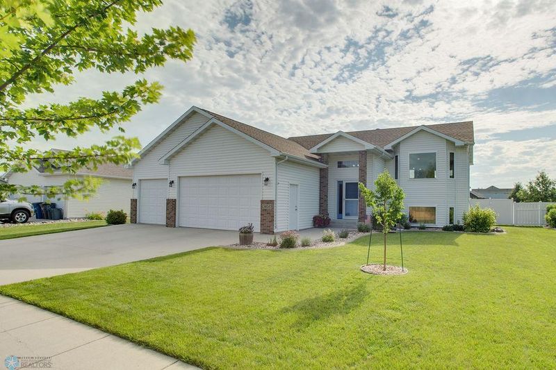 3824 13th St S, Moorhead, MN 56560