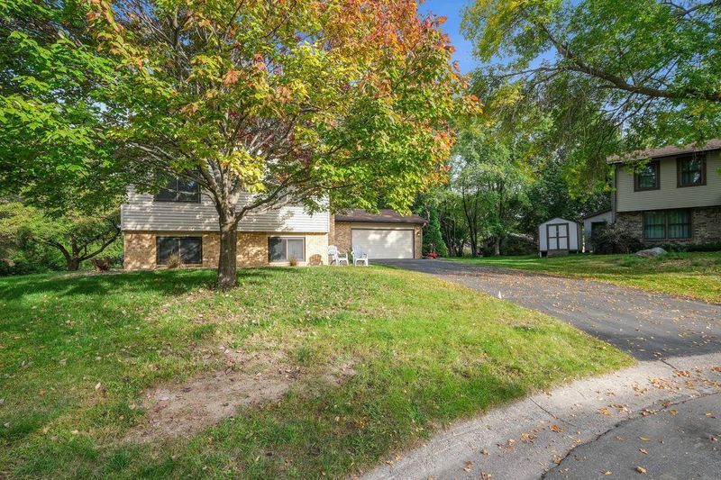 12405 Cockspur Ct, Eden Prairie, MN 55347