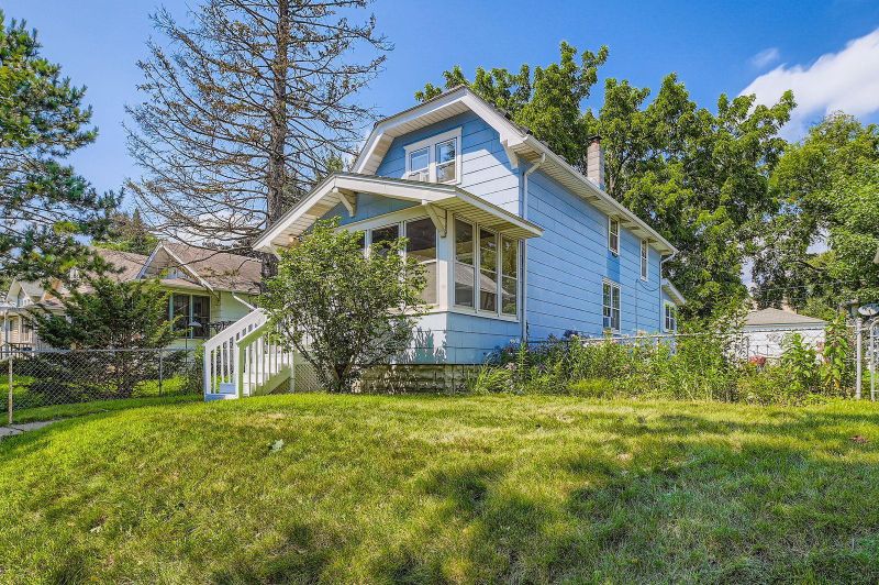 1611 Thomas Ave, Saint Paul, MN 55104