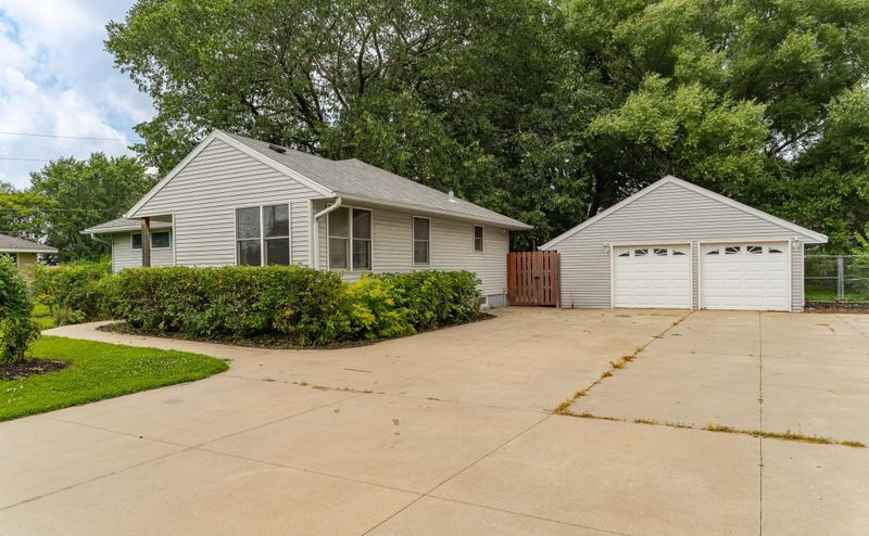 403 31st St NE, Rochester, MN 55906