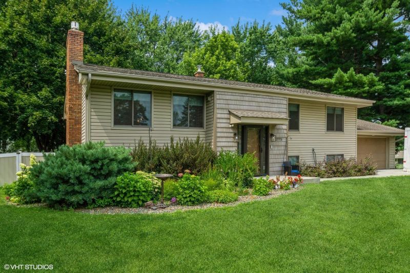 2775 Iona Cir, Roseville, MN 55113