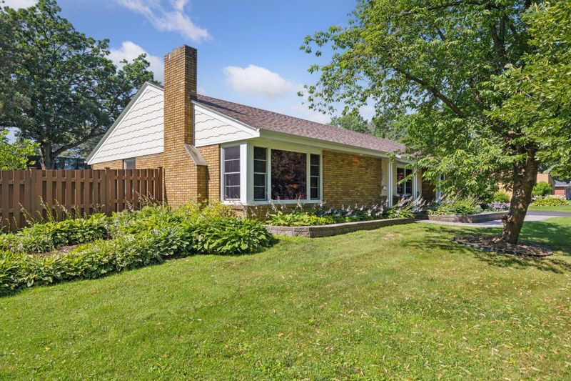 502 Drillane Rd, Hopkins, MN 55305