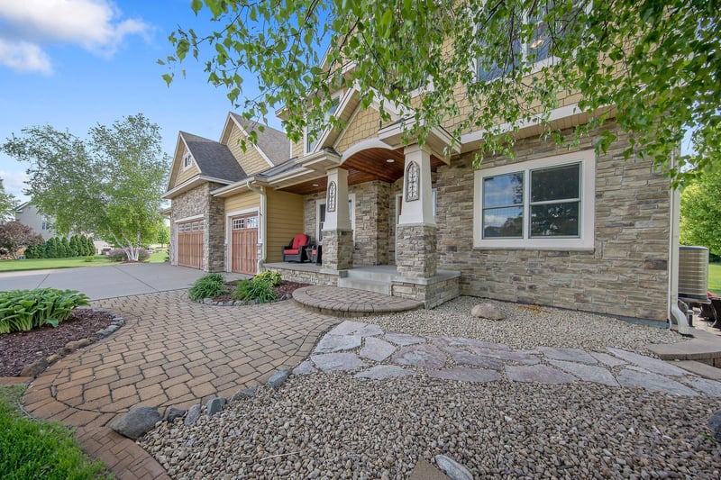 11115 Red Leaf Dr, Rogers, MN 55374