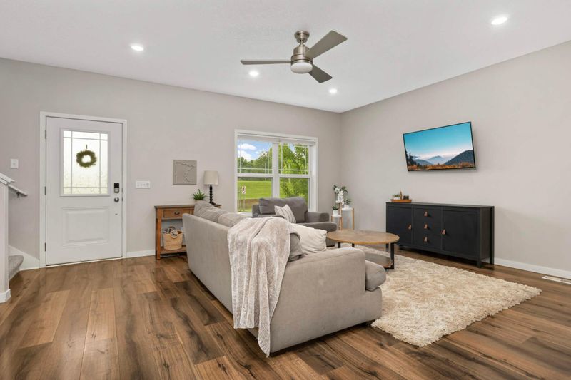 2744 Clover Ridge Dr, Chaska, MN 55318
