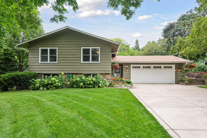 730 Windemere Dr, Plymouth, MN 55441