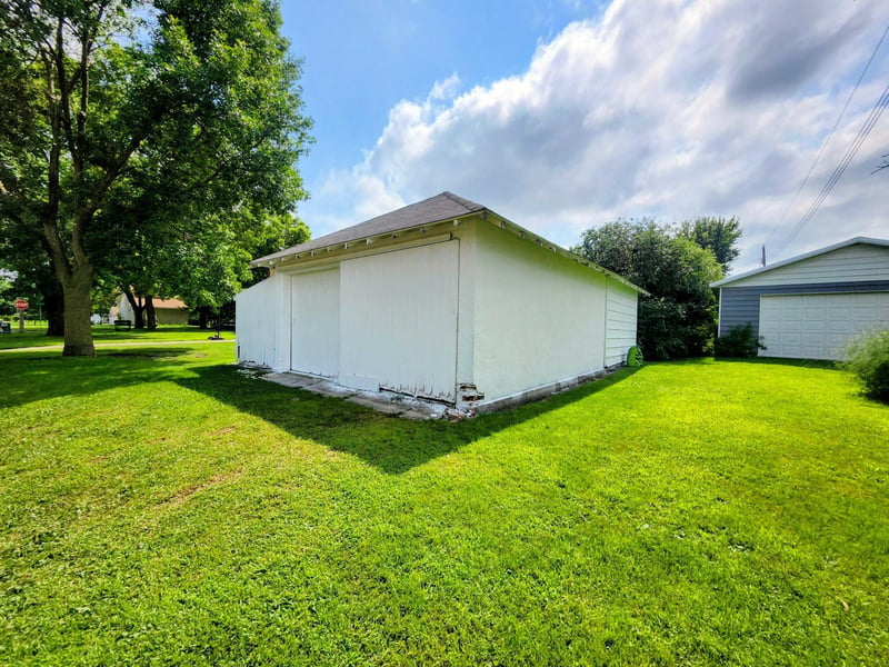 212 14th St, Heron Lake, MN 56137
