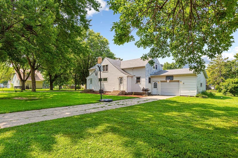212 14th St, Heron Lake, MN 56137