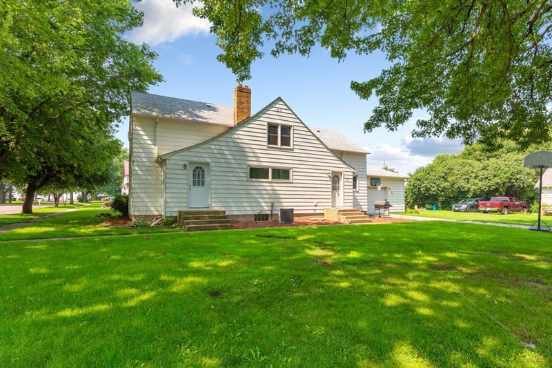 212 14th St, Heron Lake, MN 56137