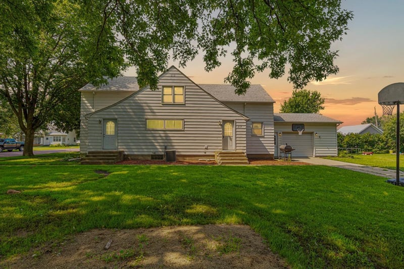 212 14th St, Heron Lake, MN 56137