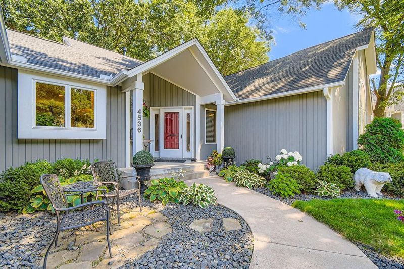 4536 Foothill Trl, Vadnais Heights, MN 55127