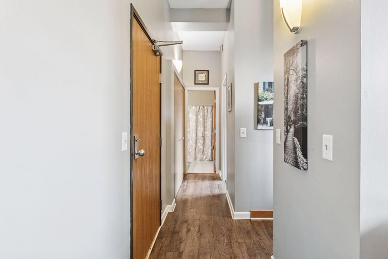 215 7th St NE #303, Minneapolis, MN 55413