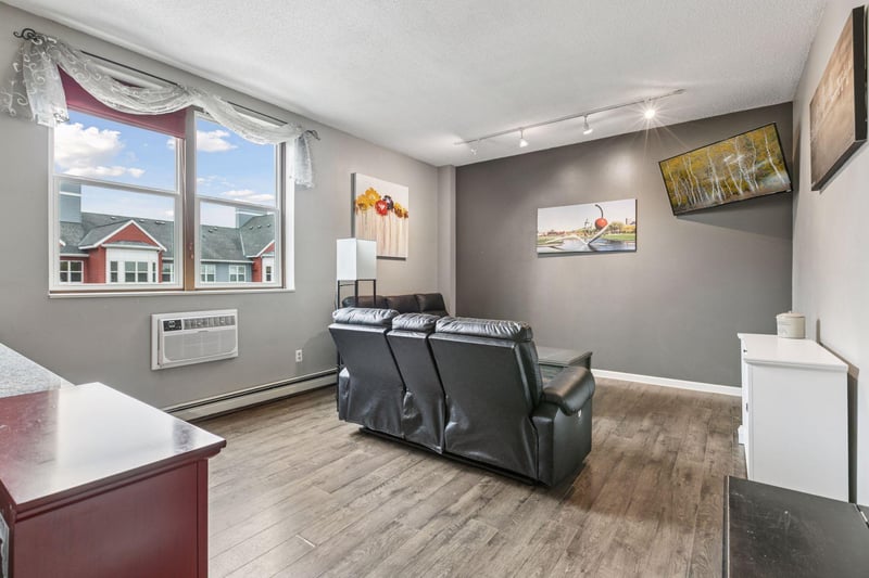 215 7th St NE #303, Minneapolis, MN 55413