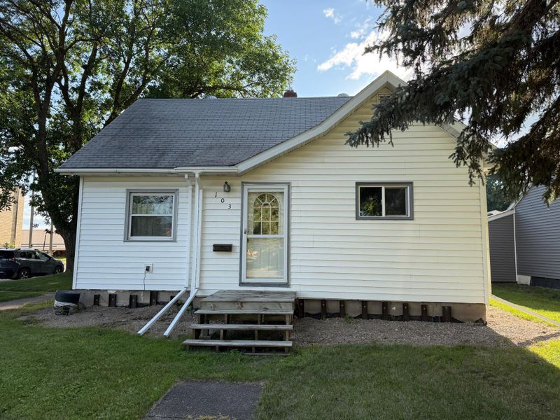 103 Arnold Ave N, Thief River Falls, MN 56701