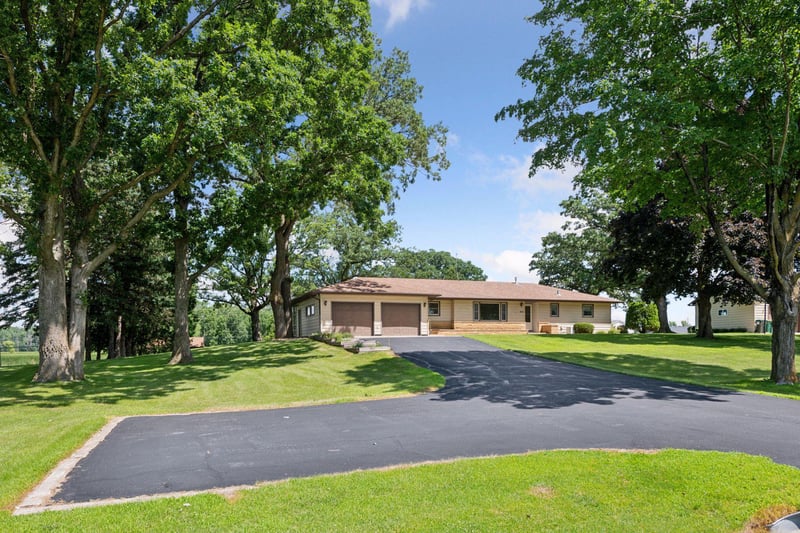 440 Oak Ln, Young America, MN 55397