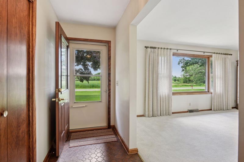 440 Oak Ln, Young America, MN 55397