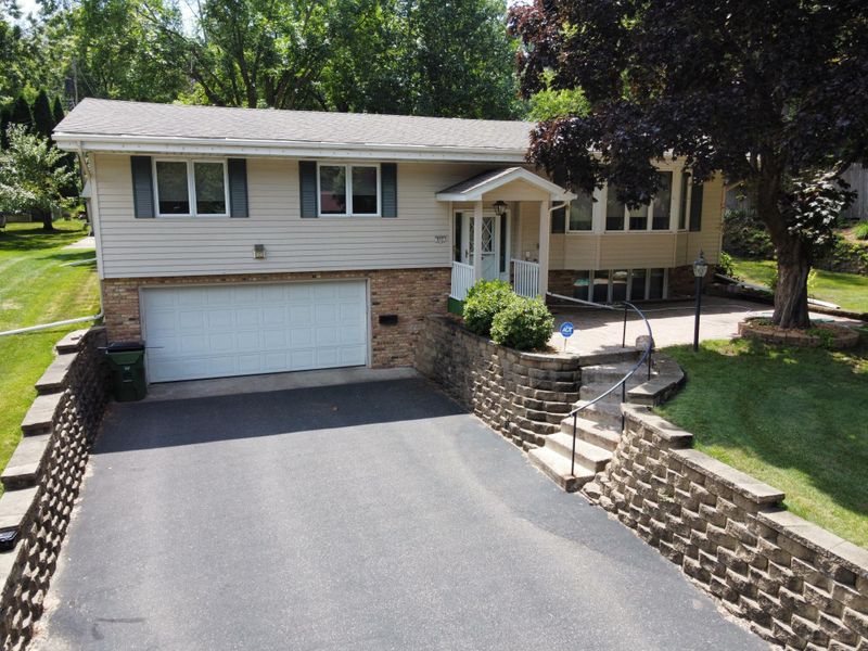 832 Parker Ave, Roseville, MN 55113
