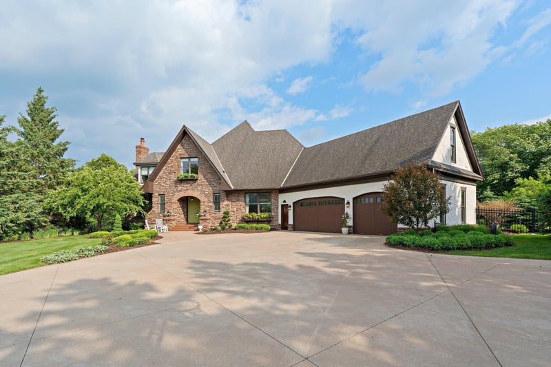 9921 Deerbrook Dr, Chanhassen, MN 55317