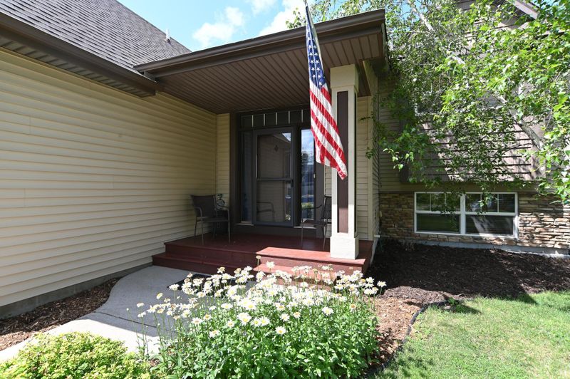 9464 Dunes Ln, Cottage Grove, MN 55016