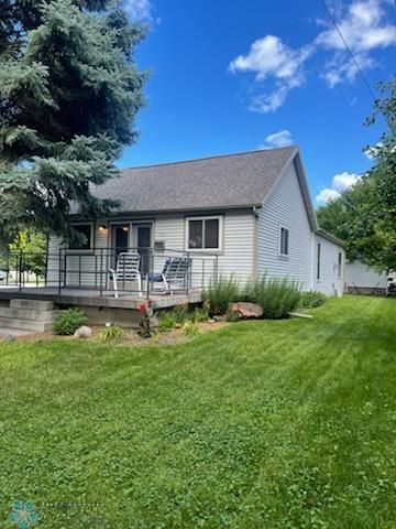 322 13th St N, Moorhead, MN 56560