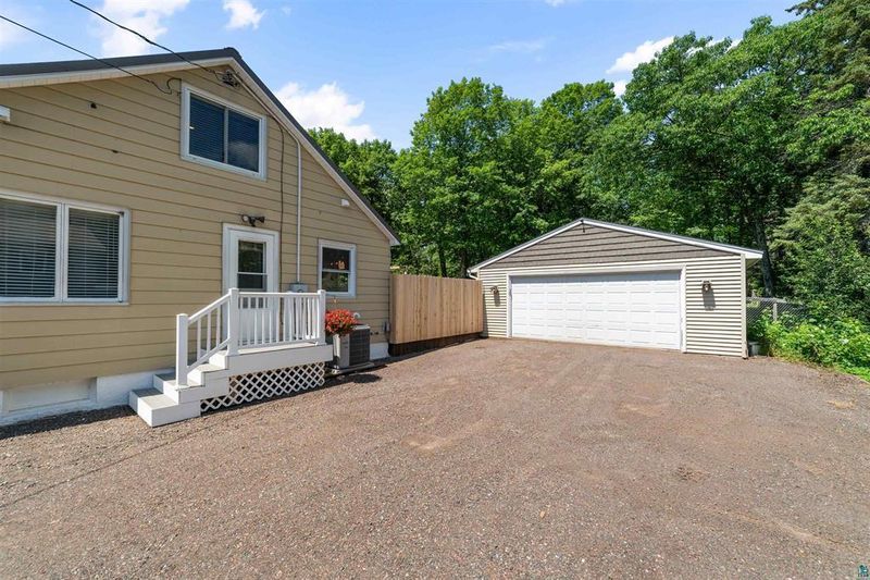 325 E Locust St, Duluth, MN 55811