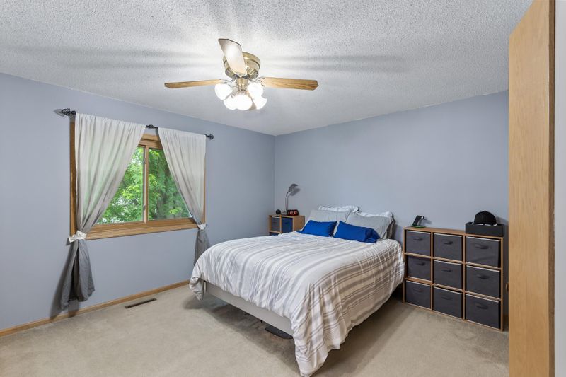 861 Lake Susan Dr, Chanhassen, MN 55317