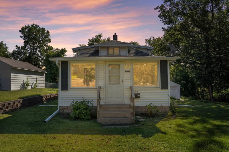 4000 Douglas Dr N, Crystal, MN 55422