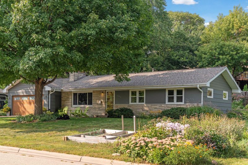 4850 Dona Ln, Golden Valley, MN 55422