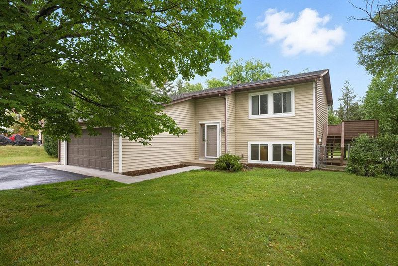 10179 Englewood Dr, Eden Prairie, MN 55347