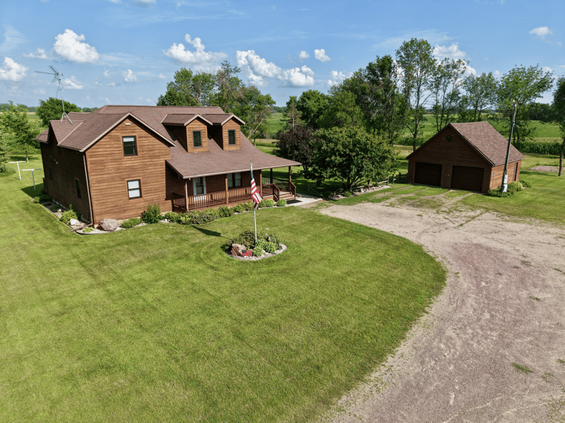 49547 440th St, Windom, MN 56101