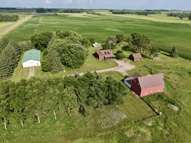 49547 440th St, Windom, MN 56101