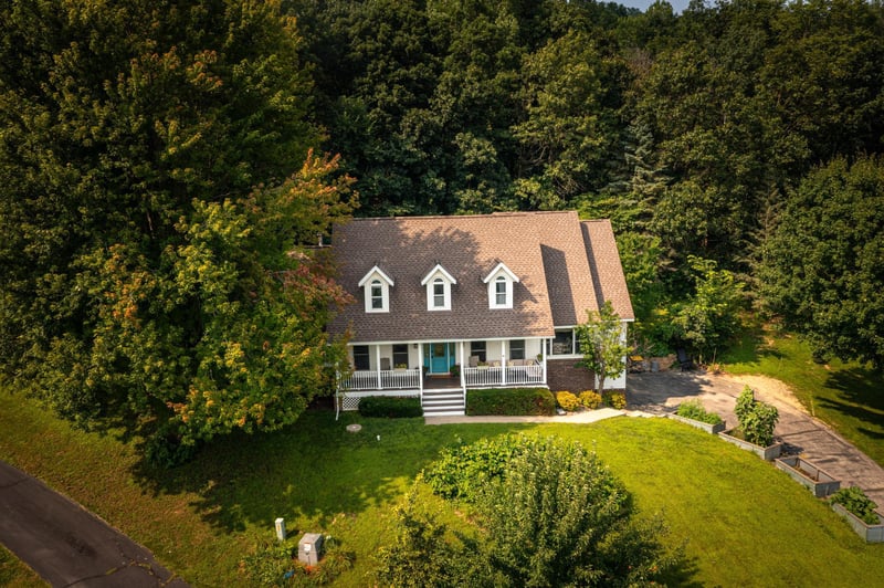 551 Bluff Dr, La Crescent, MN 55947