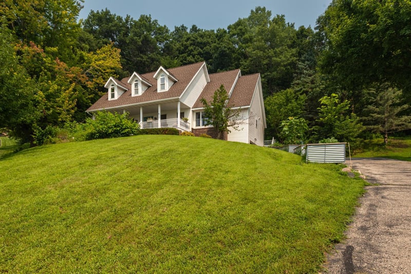 551 Bluff Dr, La Crescent, MN 55947