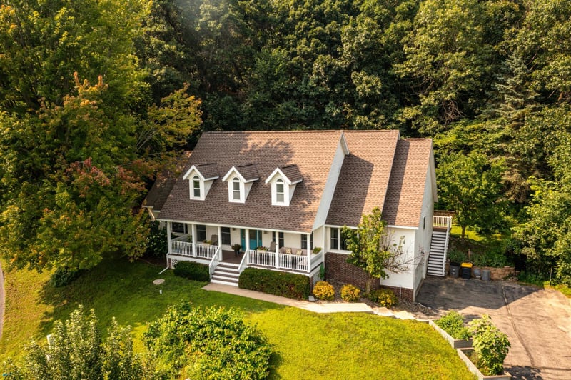 551 Bluff Dr, La Crescent, MN 55947