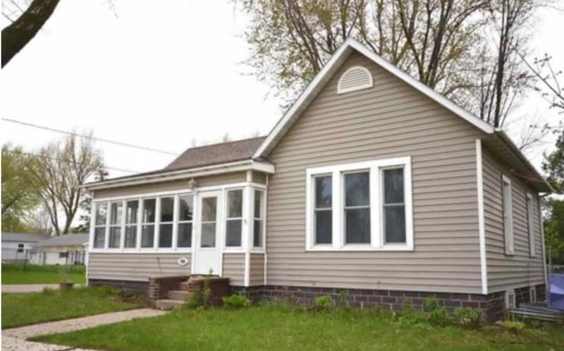 208 Park Ave NW, Elysian, MN 56028