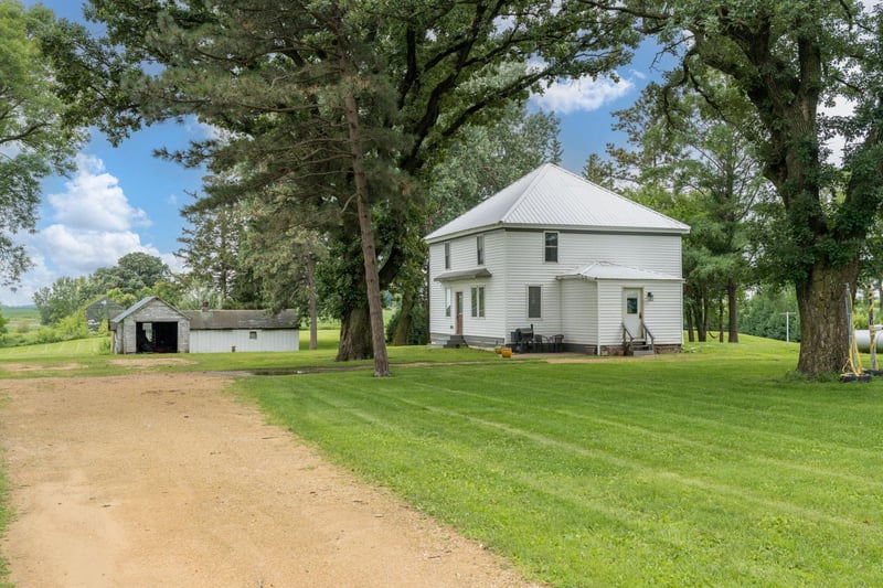 1600 260th Ave, Minnesota Lake, MN 56068